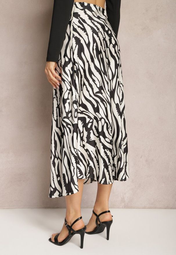 Renee - Czarna Satynowa Spódnica Ozdobiona Abstrakcyjnym Wzorem w Paski Zebry Pintea. Kolor: czarny. Materiał: satyna. Wzór: aplikacja, paski, motyw zwierzęcy