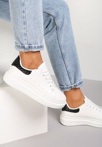 Renee - Biało-Czarne Sneakersy Lucid Dream. Okazja: na co dzień. Wysokość cholewki: przed kostkę. Nosek buta: okrągły. Kolor: biały. Materiał: dresówka, jeans, skóra. Szerokość cholewki: normalna. Wzór: aplikacja