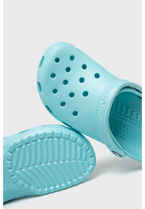 Crocs - Klapki. Kolor: niebieski. Materiał: materiał. Wzór: gładki