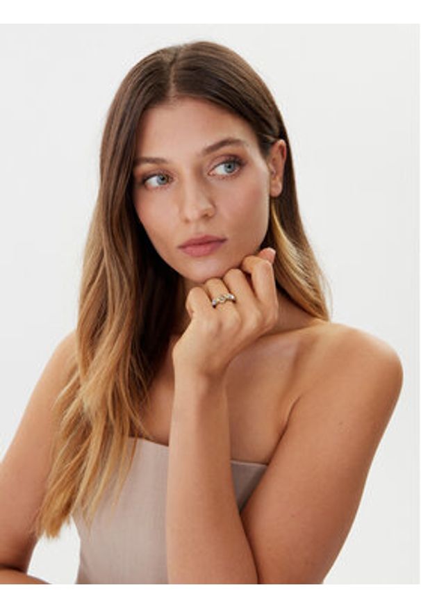 Guess Pierścionek JUBR05 573JW Złoty. Materiał: metalowe. Kolor: złoty