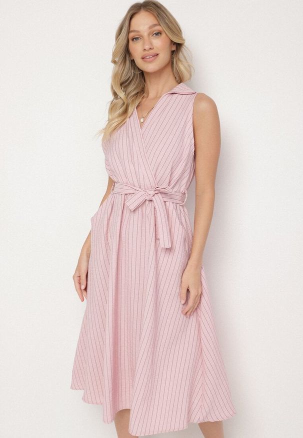 Born2be - Różowa Sukienka o Koszulowym Kroju Bez Rękawów z Wiązanym Paskiem Liriora. Okazja: na co dzień. Typ kołnierza: dekolt w kształcie V. Kolor: różowy. Długość rękawa: bez rękawów. Typ sukienki: koszulowe. Styl: casual, klasyczny
