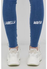 LABELLAMAFIA - LaBellaMafia Jeansy damskie medium waist. Kolor: niebieski