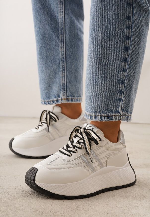 Renee - Białe Streetwearowe Sneakersy Chunky VICES na Platformie Ilnatea. Okazja: na co dzień. Kolor: biały. Materiał: jeans. Obcas: na platformie. Sport: fitness
