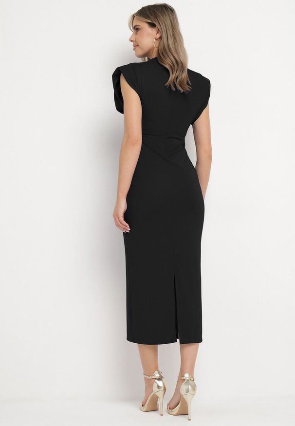 Born2be - Czarna Dopasowana Sukienka z Krótkim Rękawem i Poduszkami na Ramionach z Rozcięciem Fionella. Kolor: czarny. Długość rękawa: krótki rękaw. Styl: elegancki