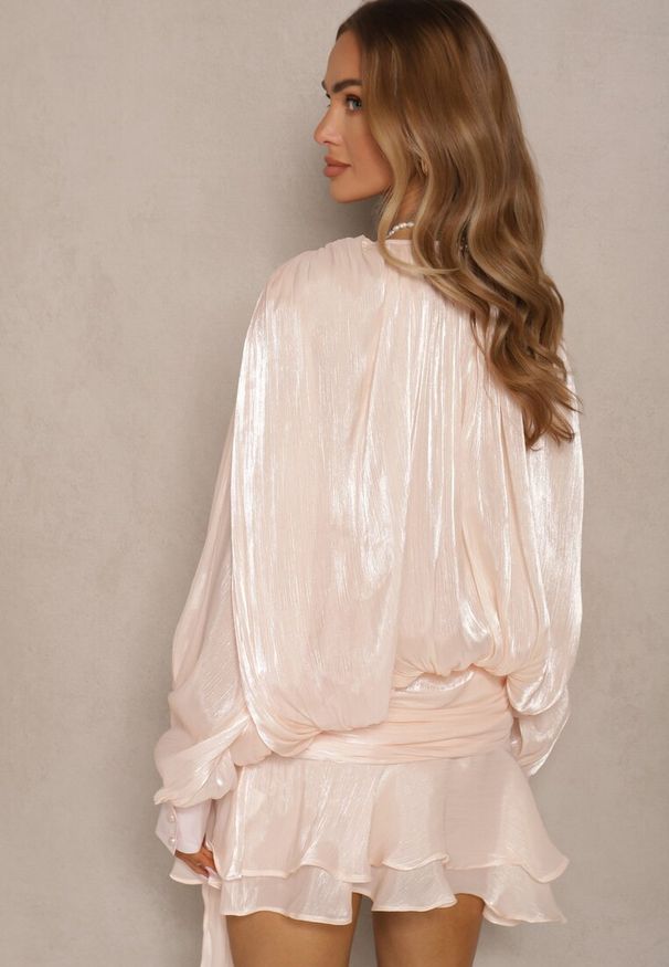 Renee - Beżowa Bufiasta Sukienka Zdobiona Trenem i Wiązaniem z Falbanami Lunoriela. Okazja: na imprezę. Kolor: beżowy. Materiał: zamsz. Wzór: aplikacja. Styl: elegancki, klasyczny