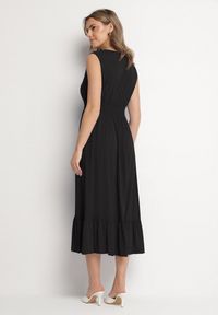 Born2be - Czarna Wiskozowa Sukienka o Kopertowym Kroju z Falbanką Uliria. Kolor: czarny. Materiał: wiskoza. Typ sukienki: kopertowe. Styl: elegancki #4