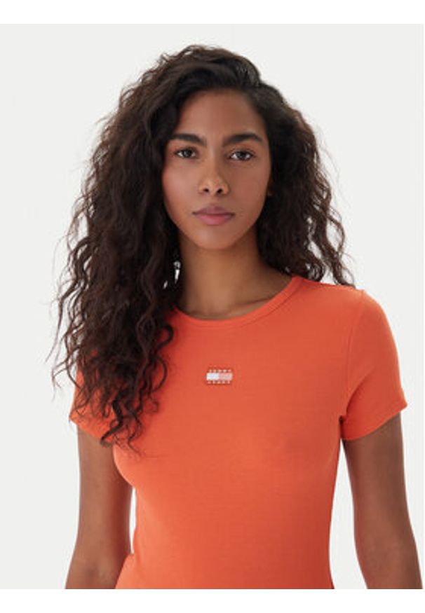 Tommy Jeans T-Shirt Badge DW0DW17881 Pomarańczowy Slim Fit. Kolor: pomarańczowy. Materiał: bawełna