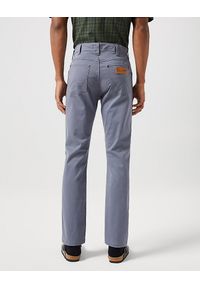Wrangler - WRANGLER MĘSKIE SPODNIE MATERIAŁOWE LARSTON TURBULENCE 112351260 W18S017990. Materiał: materiał