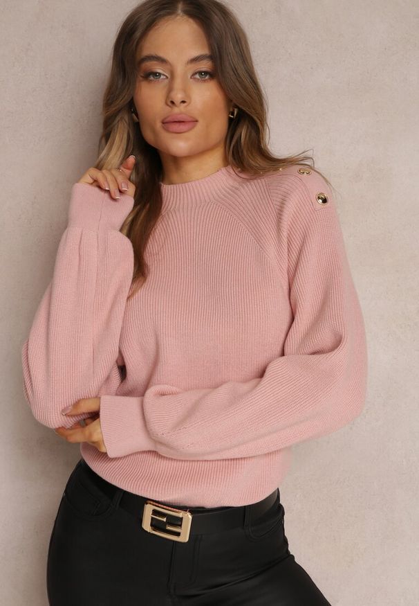 Renee - Czerwony Sweter Dzianinowy z Długim Rękawem i Guzikami Kithi. Kolor: czerwony. Materiał: dzianina. Długość rękawa: długi rękaw. Długość: długie