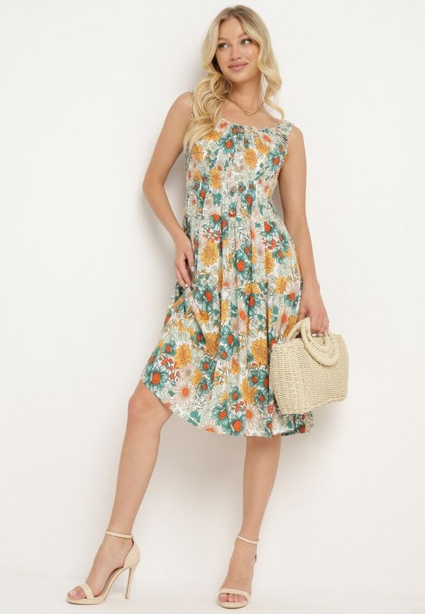 Born2be - Biało-Zielona Sukienka w Kwiaty na Ramiączkach z Gumką w Talii i Falbankami Ozdobiona Guzikami Zilvia. Okazja: na spacer. Typ kołnierza: kołnierz z falbankami. Kolor: biały. Długość rękawa: na ramiączkach. Wzór: aplikacja, kwiaty. Styl: elegancki