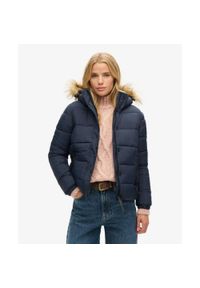 Superdry - Krótka kurtka z kapturem z futerka sztucznego SUPERDRY. Typ kołnierza: kaptur. Kolor: niebieski. Materiał: futro. Długość rękawa: długi rękaw. Długość: krótkie. Styl: elegancki #1