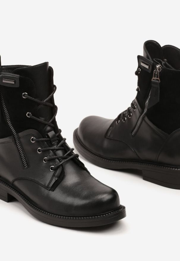 Renee - Czarne Skórzane Botki Workery z Ozdobnym Suwakiem Enallis. Okazja: na co dzień. Zapięcie: zamek. Kolor: czarny. Materiał: skóra. Obcas: na obcasie. Styl: casual, rockowy. Wysokość obcasa: niski