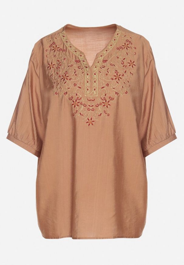 Born2be - Jasnobrązowa Bawełniana Bluzka z Haftowanymi Zdobieniami Przy Dekolcie Mirundria. Okazja: na co dzień. Typ kołnierza: dekolt w kształcie V. Kolor: brązowy. Materiał: bawełna. Wzór: aplikacja, haft. Styl: klasyczny, casual, elegancki