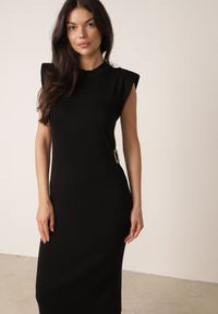 Born2be - Czarna Sukienka z Wiskozą Usztywnioną Linią Ramion i Cyrkoniową Broszką Iolope. Okazja: na komunię. Kolor: czarny. Materiał: wiskoza. Styl: elegancki #3