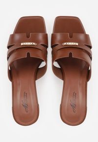 Born2be - Brązowe Klapki na Słupku z Kwadratowym Noskiem i Metaliczną Aplikacją Sivrinah. Okazja: na co dzień. Kolor: brązowy. Materiał: jeans. Wzór: aplikacja. Sezon: lato. Obcas: na słupku. Styl: casual, elegancki, klasyczny #3