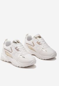 Born2be - Białe Sneakersy z Modnymi Naszywkami z Brokatowym i Metalicznym Akcentem Gleriona. Kolor: biały. Wzór: aplikacja