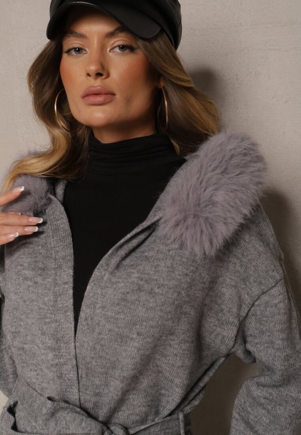Renee - Szary Kardigan z Wełną Wiązany w Pasie z Kapturem z Odpinanym Futerkiem Besiyana. Okazja: na spacer, na co dzień. Typ kołnierza: kaptur. Kolor: szary. Materiał: futro, wełna. Wzór: aplikacja. Styl: elegancki, casual