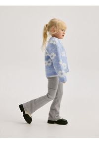 Reserved - Spodnie flare z kieszeniami cargo - jasnoszary. Kolor: szary. Materiał: wiskoza, dzianina #1