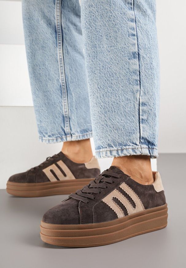 Born2be - Ciemnobrązowe Zamszowe Sneakersy na Grubej Podeszwie ze Skórzaną Wkładką i Naszywką Rilaressa. Okazja: na co dzień. Kolor: brązowy. Materiał: zamsz, skóra. Wzór: aplikacja