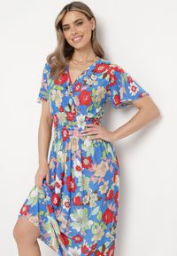Born2be - Niebieska Sukienka w Kwiaty z Kopertowym Dekoltem i Gumkami w Pasie Lomanda. Okazja: na spacer, na co dzień. Typ kołnierza: dekolt kopertowy. Kolor: niebieski. Wzór: kwiaty. Sezon: lato. Typ sukienki: kopertowe. Styl: elegancki, casual, klasyczny. Długość: midi #7