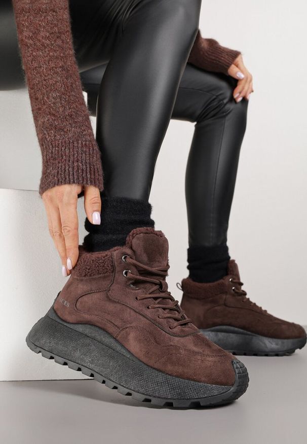 Born2be - Brązowe Sneakersy Śniegowce Vices na Grubej Podeszwie Ozdobione Futerkiem i Napisem Nelinena. Okazja: na co dzień. Kolor: brązowy. Materiał: futro. Wzór: aplikacja, napisy. Sport: golf