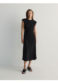 Reserved - Sukienka z poduszkami na ramionach - czarny. Kolor: czarny. Materiał: tkanina