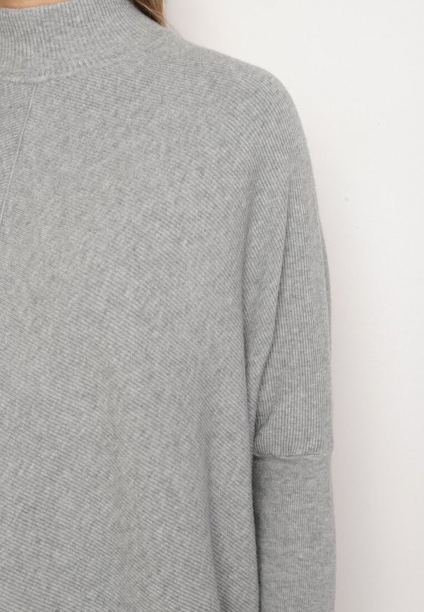 Born2be - Szary Sweter Typu Nietoperz z Półgolfem Lekko Asymetryczny Vitiella. Okazja: na co dzień. Kolor: szary. Materiał: jeans. Długość rękawa: długi rękaw. Długość: długie. Styl: elegancki, casual