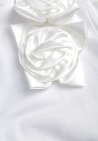 Renee - Biały Bawełniany T-shirt o Klasycznym Kroju z Kwiatowymi Aplikacjami 3D Morgane. Okazja: do pracy. Kolor: biały. Materiał: bawełna. Wzór: kwiaty, aplikacja. Styl: klasyczny #7