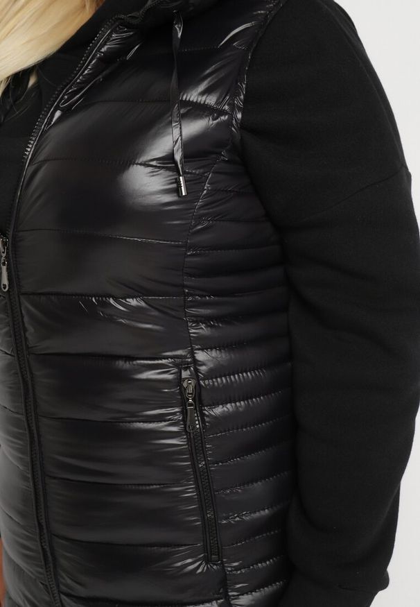 Born2be - Czarna Kamizelka Pikowana na Suwak z Kapturem Quenaria. Typ kołnierza: kaptur. Kolor: czarny. Materiał: jeans. Styl: elegancki