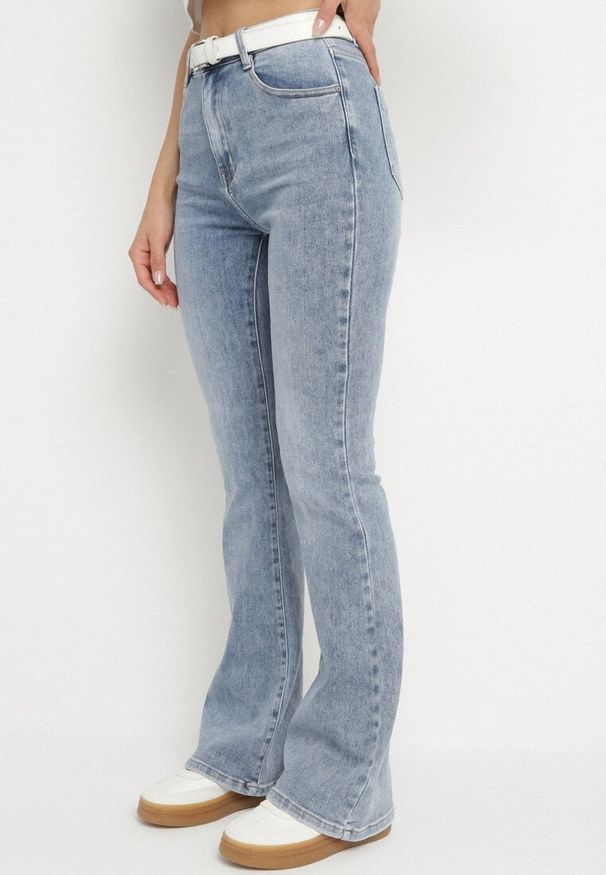 Born2be - Niebieskie Jeansy o Kroju Dzwonów z Regularnym Stanem Nelirelia. Okazja: na co dzień. Kolor: niebieski. Styl: casual