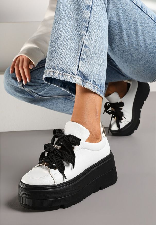 Born2be - Biało-Czarne Płaskie Sznurowane Sneakersy Vices Ozdobione Metalicznymi Wstawkami Nelaviraen. Okazja: na co dzień. Zapięcie: sznurówki. Kolor: biały. Wzór: aplikacja. Sezon: lato, wiosna. Obcas: na obcasie. Wysokość obcasa: niski