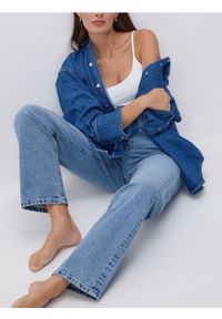 Reserved - Jeansy straight leg - niebieski. Kolor: niebieski