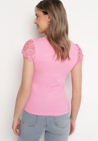 Born2be - Różowy Prążkowany T-shirt z Koronkową Wstawką Glilama. Okazja: na co dzień. Kolor: różowy. Materiał: prążkowany, koronka. Wzór: aplikacja. Styl: klasyczny, casual, elegancki #5
