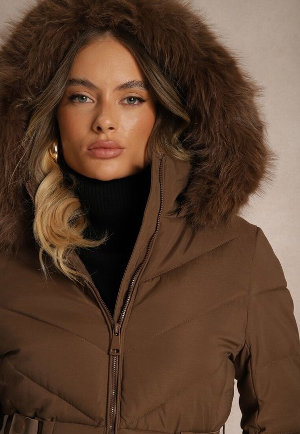Renee - Brązowa Pikowana Kurtka Zdobiona Elastycznym Paskiem i Dwustronnym Suwakiem Innarelle. Kolor: brązowy. Materiał: jeans, materiał. Wzór: aplikacja. Styl: elegancki