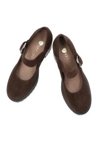 Czekoladowe Półbuty Armodo Skórzane Obuwie Damskie Na Obcasie. Okazja: na co dzień, na spacer. Zapięcie: klamry. Kolor: brązowy. Materiał: skóra. Obcas: na obcasie. Styl: casual, elegancki, klasyczny. Wysokość obcasa: średni #7