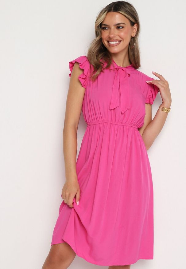 Born2be - Fuksjowa Rozkloszowana Sukienka z Wiązanym Dekoltem i Gumką w Pasie Ozdobiona Falbanką Dimonima. Kolor: różowy. Materiał: bawełna, wiskoza. Wzór: aplikacja. Typ sukienki: rozkloszowane. Styl: elegancki, retro