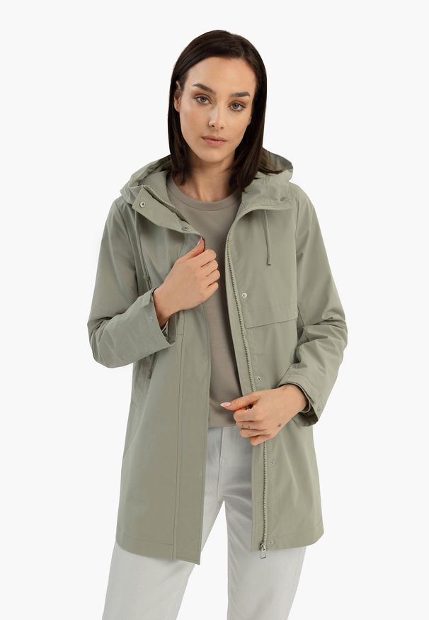 Volcano - Oliwkowy płaszcz damski J-WALERIA. Typ kołnierza: kaptur. Kolor: oliwkowy. Materiał: materiał. Długość: krótkie. Wzór: napisy. Sezon: wiosna