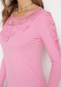 Born2be - Różowa Elastyczna Bluzka z Ozdobną Koronką Lithaa. Kolor: różowy. Materiał: koronka. Wzór: koronka #7