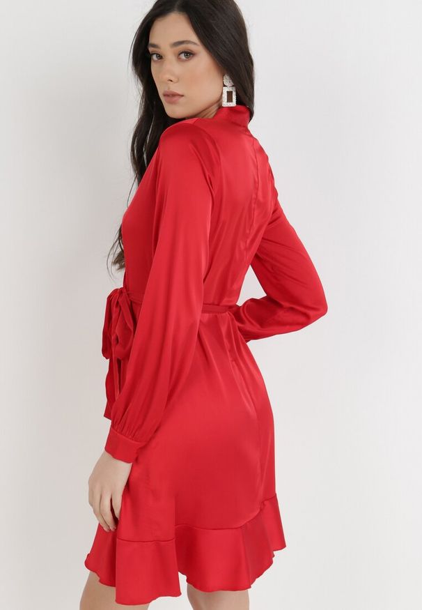 Born2be - Czerwona Sukienka Lasthine. Kolor: czerwony. Długość rękawa: długi rękaw. Wzór: motyw zwierzęcy. Typ sukienki: kopertowe. Styl: elegancki