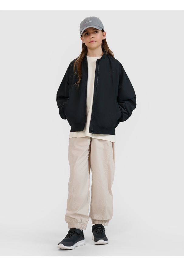 4f - 4F Kurtka przejściowa bomberka dziewczęca - czarna 134 (8-9 lat). Okazja: na co dzień. Typ kołnierza: bez kaptura. Kolor: czarny. Materiał: tkanina, dzianina, syntetyk, materiał. Długość rękawa: raglanowy rękaw. Wzór: gładki. Sezon: lato. Styl: casual, klasyczny, sportowy
