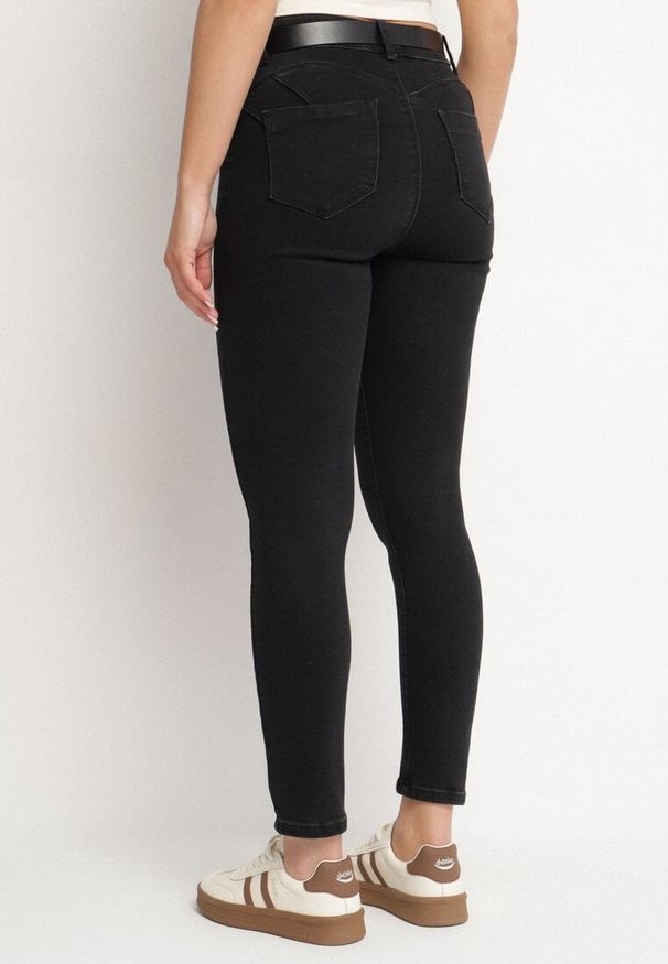 Born2be - Czarne Jeansy o Dopasowanym Kroju z Efektem Push Up Vonnira. Okazja: na co dzień. Kolor: czarny. Styl: elegancki, casual