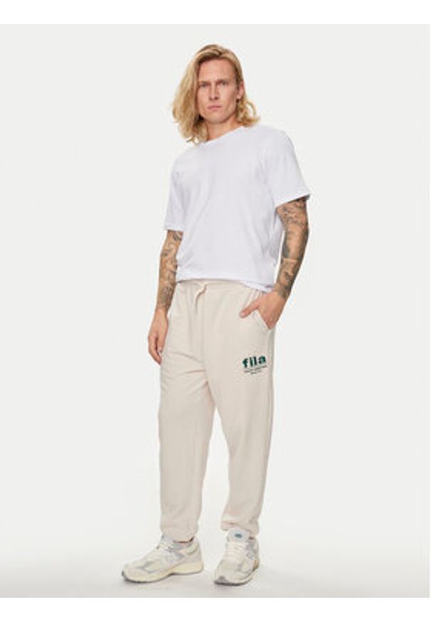 Fila Spodnie dresowe FAM0647 Beżowy Regular Fit. Kolor: beżowy. Materiał: bawełna