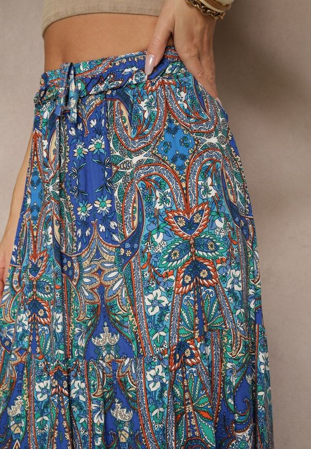 Renee - Niebieska Spódnica z Wiskozy Ozdobiona Motywem Paisley Ellivae. Okazja: na co dzień. Kolor: niebieski. Materiał: wiskoza. Wzór: paisley, aplikacja. Styl: elegancki, casual