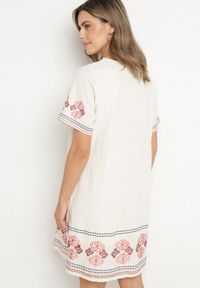 Born2be - Czerwona Sukienka Bawełniana o Pudełkowym Fasonie Ozdobiona Haftami Tirkio. Okazja: na co dzień. Typ kołnierza: dekolt w kształcie V. Kolor: czerwony. Materiał: bawełna. Wzór: aplikacja, haft. Styl: casual, elegancki #6