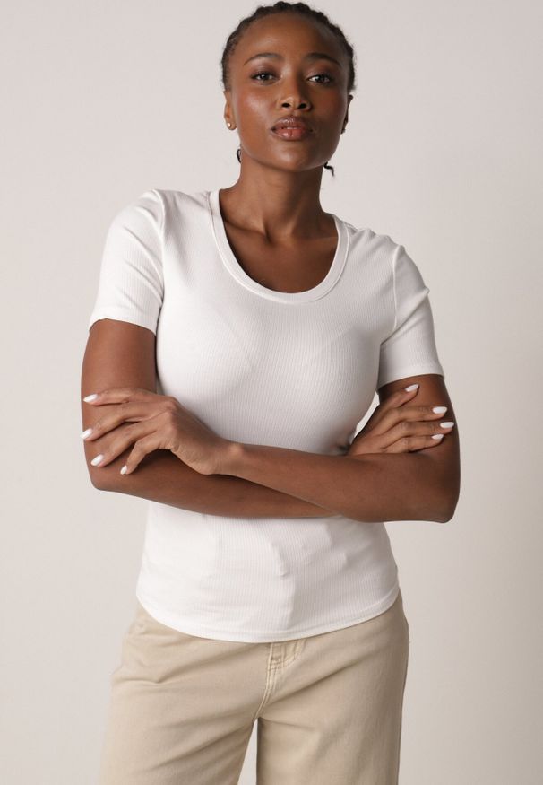 Born2be - Biały Prążkowany T-shirt Ozdobiony po Bokach Marszczeniem Nedisa. Okazja: na co dzień. Kolor: biały. Materiał: prążkowany. Wzór: aplikacja. Styl: casual