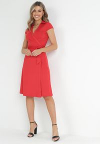 Born2be - Czerwona Kopertowa Sukienka Midi Wiązana w Talii Mayella. Okazja: na co dzień, na spotkanie biznesowe, do pracy. Typ kołnierza: dekolt w kształcie V. Kolor: czerwony. Typ sukienki: kopertowe. Styl: biznesowy, casual, elegancki. Długość: midi #5