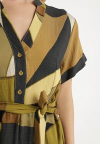 Born2be - Zielona Sukienka Rozkloszowana z Wiskozy w Geometryczny Wzór z Paskiem Ranislla. Okazja: na co dzień. Typ kołnierza: dekolt w serek. Kolor: zielony. Materiał: wiskoza. Długość rękawa: krótki rękaw. Wzór: geometria. Styl: casual, elegancki #4