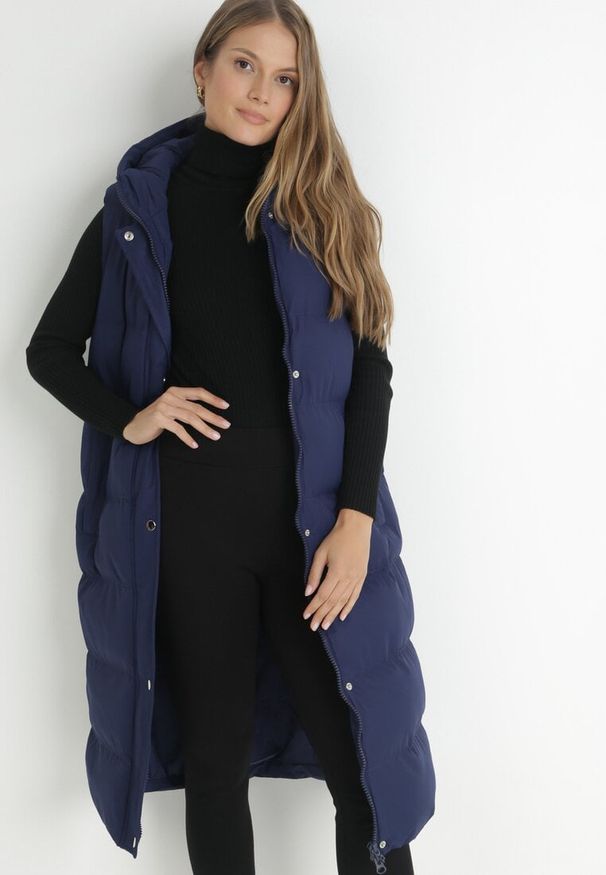 Born2be - Granatowa Kamizelka Długa z Kapturem Pikowana Ardrae. Typ kołnierza: kaptur. Kolor: niebieski. Materiał: materiał. Długość rękawa: bez rękawów. Długość: długie. Sezon: wiosna, jesień. Styl: klasyczny