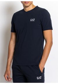 Koszulka męska EA7 Emporio Armani (8NPT53 PJM5Z 1578). Typ kołnierza: dekolt w kształcie V. Kolor: niebieski. Materiał: jeans, bawełna, dresówka. Wzór: jednolity #5