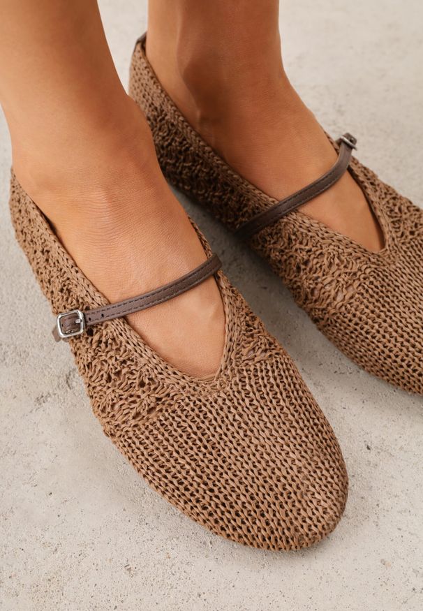 Born2be - Brązowe Plecione Balerinki VICES z Paskiem z Klamerką i Wycięciem V Nemecea. Okazja: na co dzień. Zapięcie: pasek. Kolor: brązowy. Materiał: jeans. Szerokość cholewki: normalna. Wzór: haft. Sezon: lato. Styl: boho, casual, elegancki